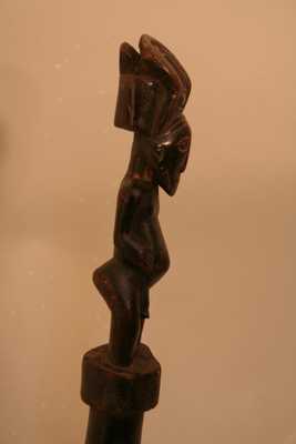Tchokwe (canne), d`afrique : Rép.dém. du Congo-Angola., statuette Tchokwe (canne), masque ancien africain Tchokwe (canne), art du Rép.dém. du Congo-Angola. - Art Africain, collection privées Belgique. Statue africaine de la tribu des Tchokwe (canne), provenant du Rép.dém. du Congo-Angola., 1363/5374.Baton de chef Tchokwe(Kamponya wa
mwanangana)de la région de Moxico,région d